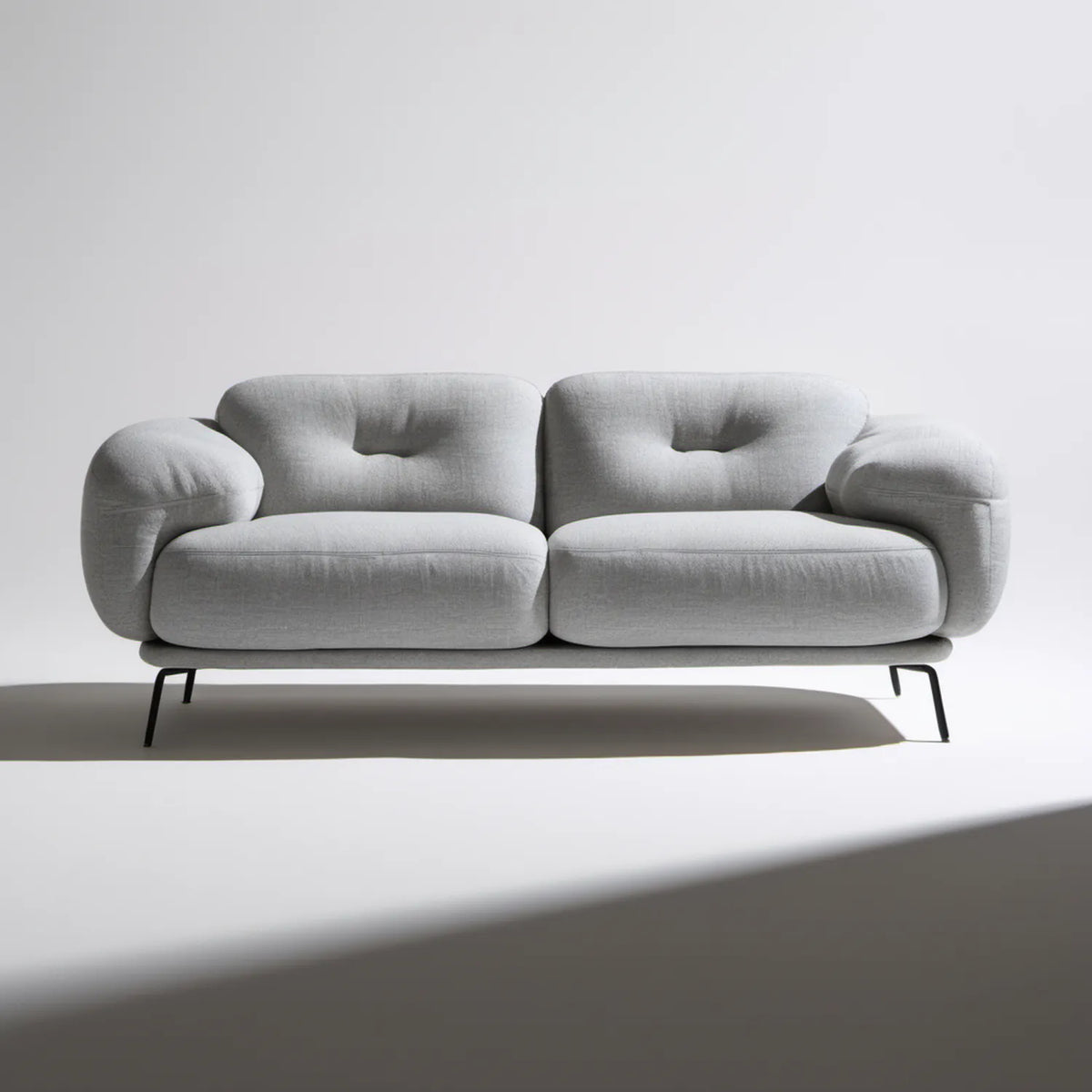 Dwuosobowa sofa tapicerowana jasnoszara z czarnymi nogami, 180 x 90 x 85 cm