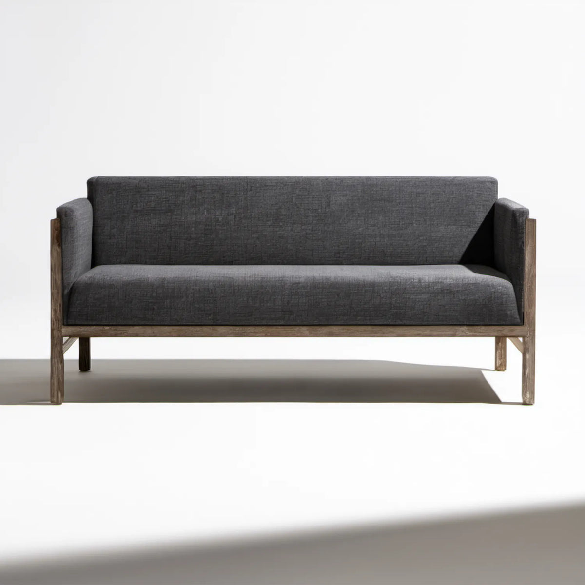 Dwuosobowa sofa z szarą tapicerką i ramą z litego drewna, 140 × 75 × 78 cm